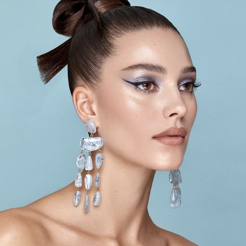 طريقة تطبيق المكياج الأزرق باسلوب نكيكي مايكاب - الصورة من حسابها على انستغرام