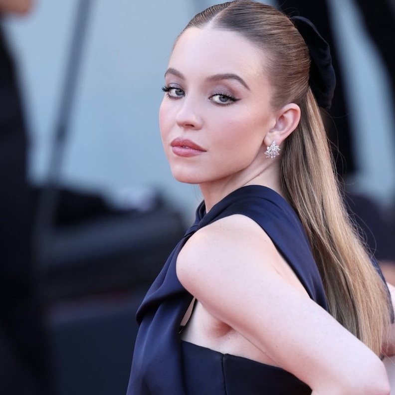 طريقة كلاسيكية لا تبطل موضتها للرفعة النصفية من وحي سيدني سويني - الصورة من حسابها لعى انستغرام