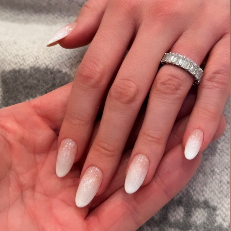 طلاء أظافر نيكولا آن بيلتز بيكهام بأنامل توم باشيك - الصورة من حسابه على إينستغرام