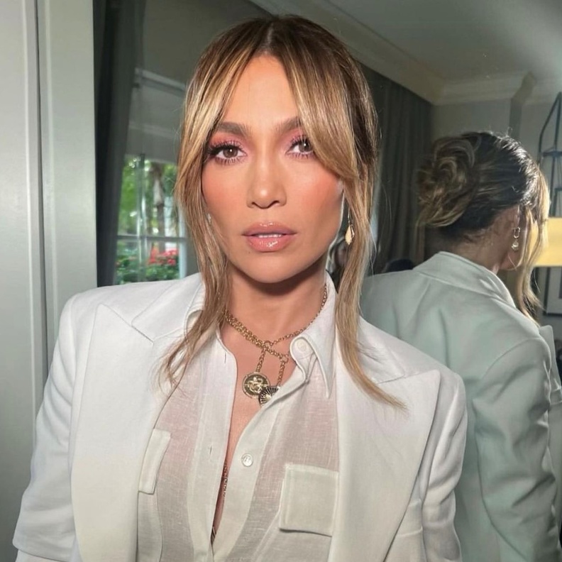 مستحضرات التجميل التي لا تبطل موضتها وتساعدك في تطبيق مكياج جينيفر لوبيز Jennifer Lopez - الصورة من حسابها على انستغرام