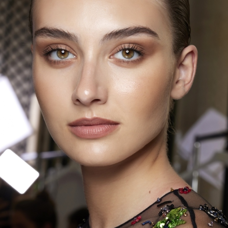 مكياج عيون طبيعي يساعد على رفع العينين وجعلها تبدو أكبر