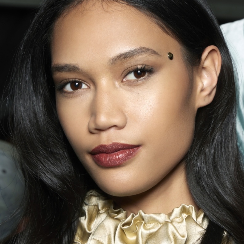 نثر الغلوس اللماع لتثبيت اللون من دار Alexis Mabille