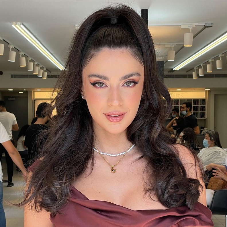 خطوات تطبيق تسريحة شعر ذيل حصان للمناسبات بأسلوب بيرلا حلو