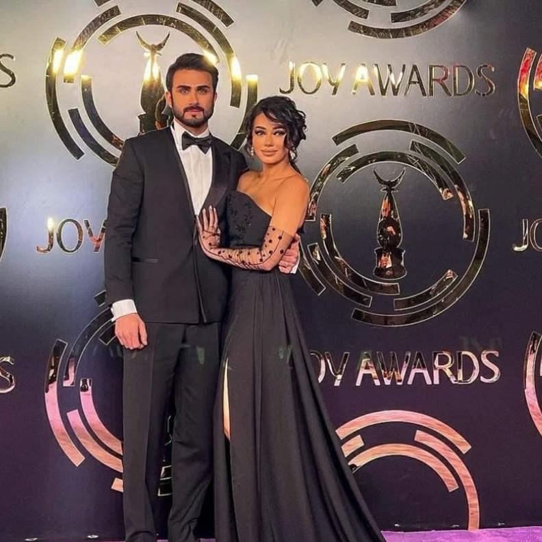 أحدث إطلالات ثنائيات النجوم بألوان حيادية في مناسبات مختلفة.. شاهدي أناقتهم