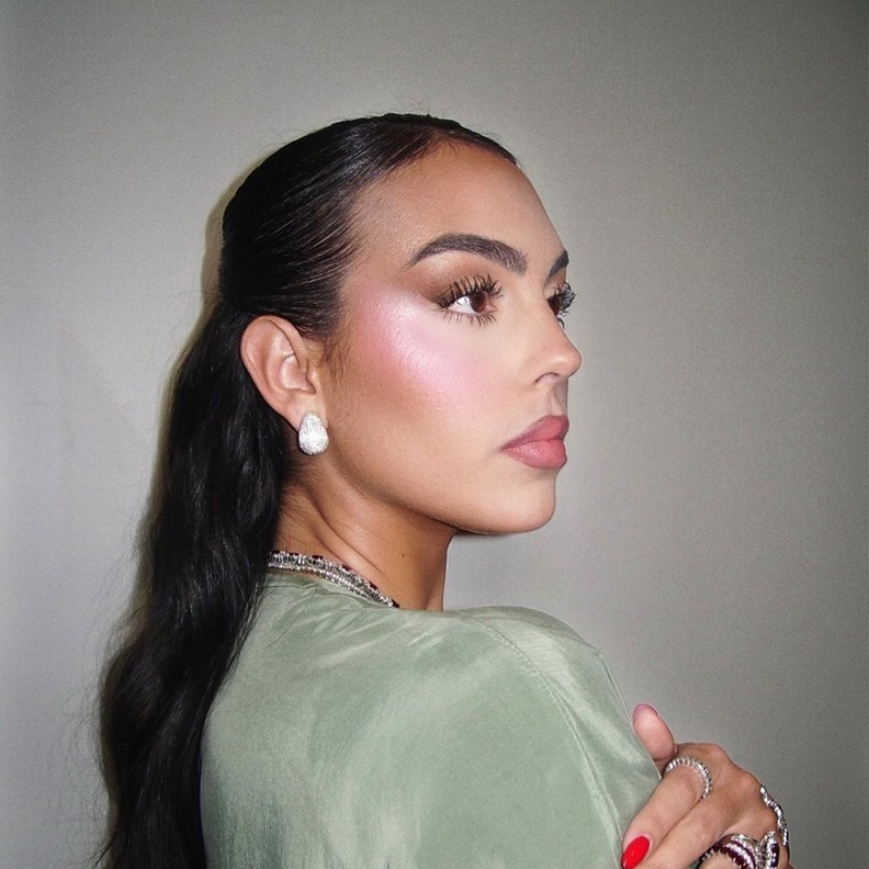 تسريحات شعر ناعمة بأسلوب جورجينا رودريغز