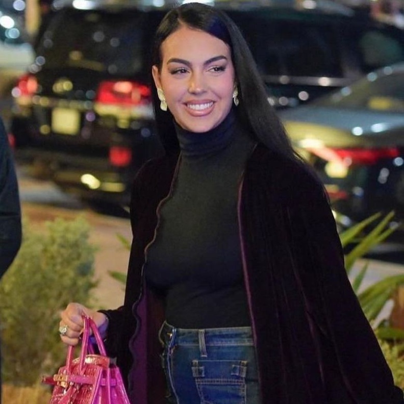 5 أفكار لتتألقي بالأسود من وحي إطلالات جورجينا رودريغيز