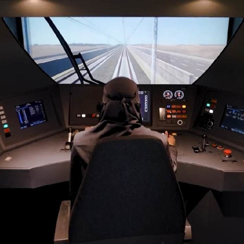 لأول مرة.. 32 قائدة سعودية يقدنَ قطار الحرمين السريع