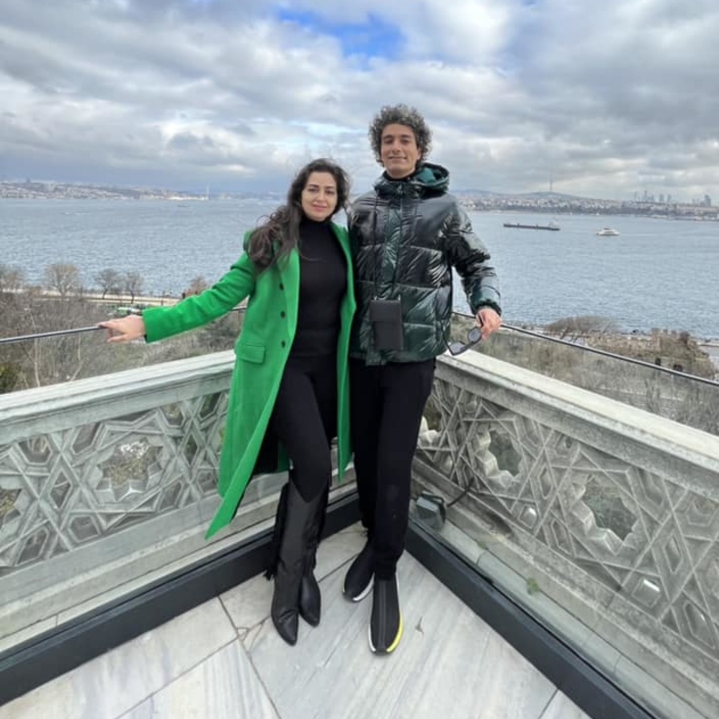 تنسيقات أزياء شتوية للثنائيات استوحيها من أسلوب هبة مجدي وزوجها بإطلالات متنوعة