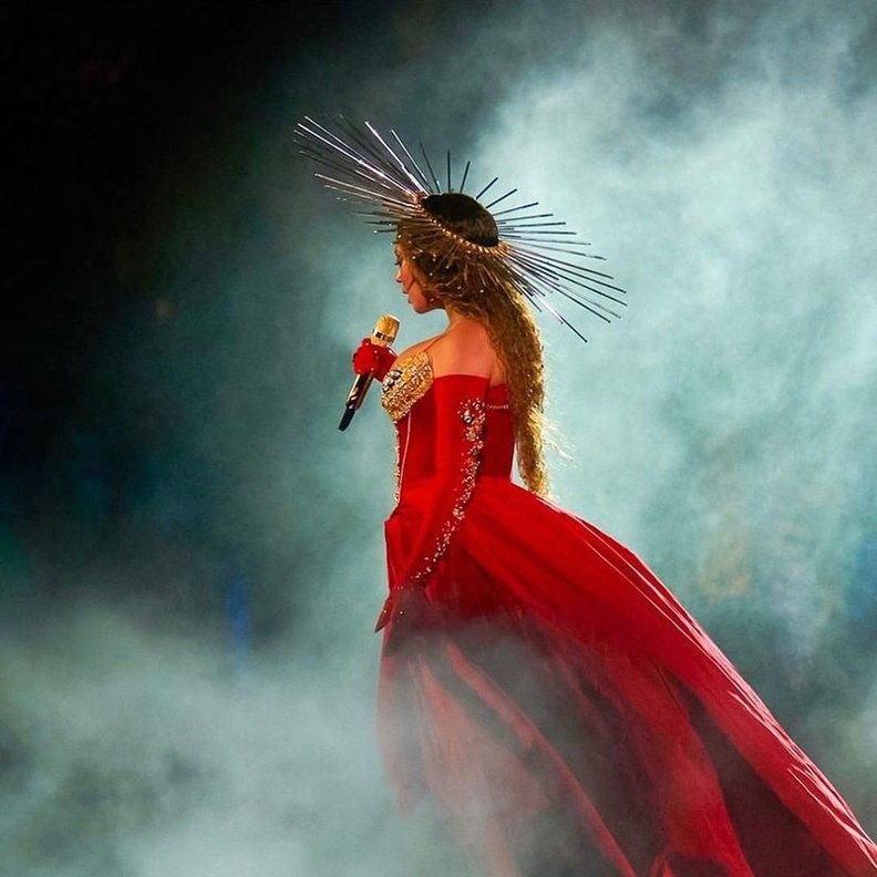 beyonce بإطلالة لافتة باللّون الأحمر من نيكولا جبران 