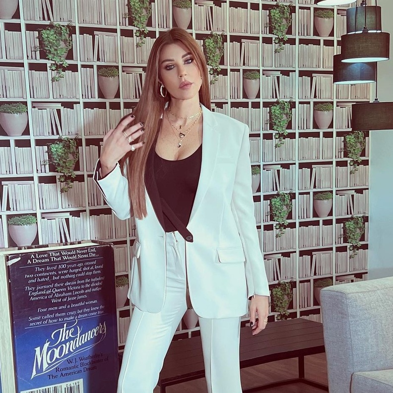 البدلة البيضاء اختيار النجمات في مختلف المناسبات