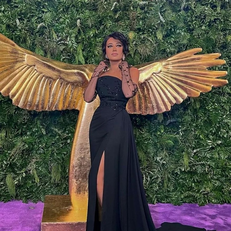 رحمة رياض تعتمد قفازات باليد من التول الأسود الشفاف 