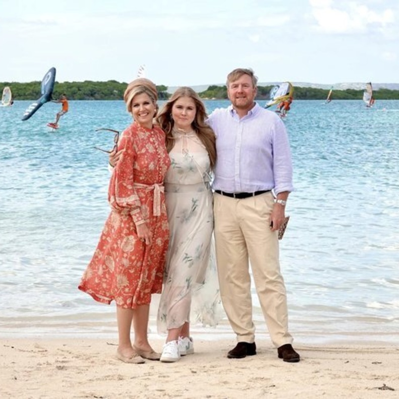 أماليا ولية عهد هولندا مع ملك وملكة هولندا في الكاريبي