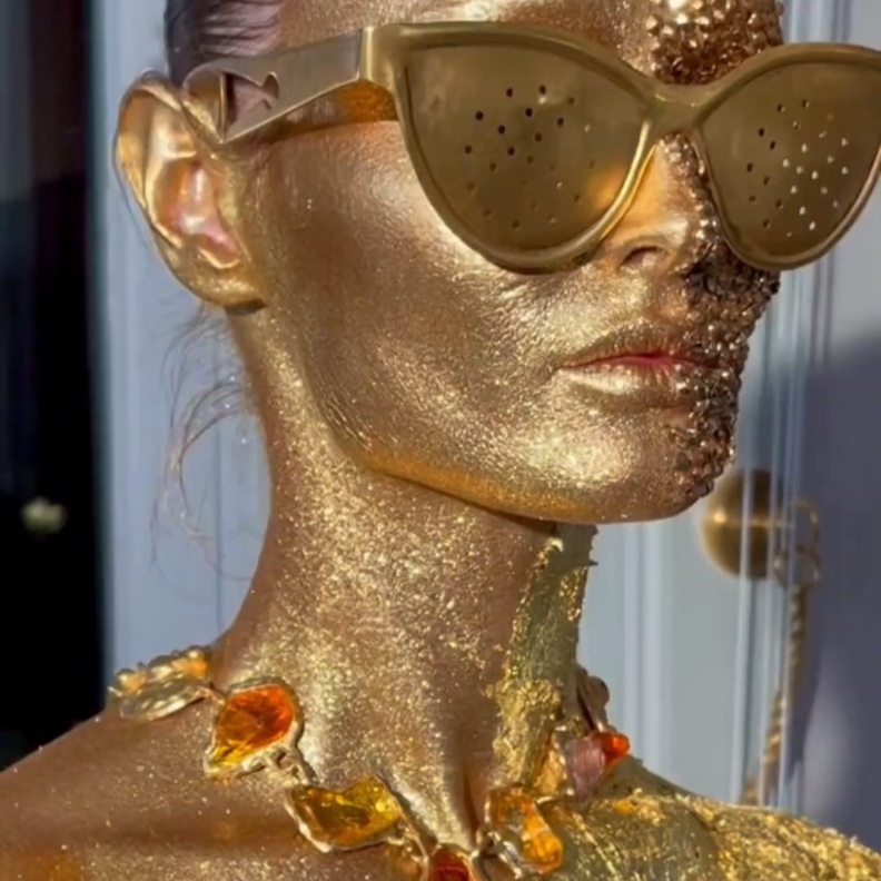 أغرب تصاميم مجوهرات شهدتها منصات عروض الأزياء العالمية والسجادة الحمراء