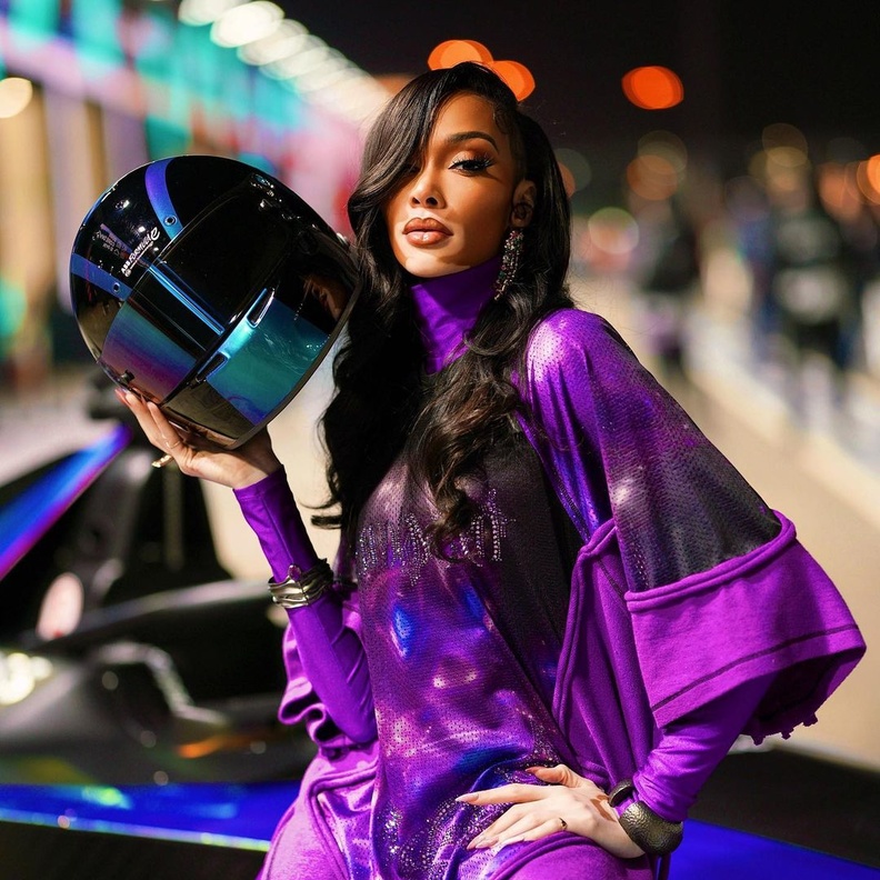 صور.. إطلالات أنيقة للعارضات والنجمات في بطولة Formula E بالسعودية