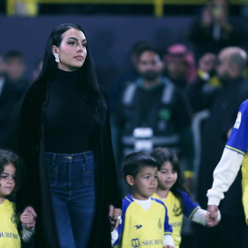 الإطلالة الأولى لعائلة كريستيانو رونالدو في مرسول بارك 