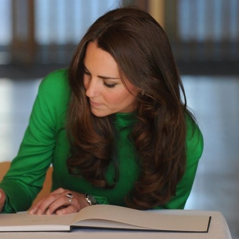 تعرف على طريقة توقيع أفراد العائلة المالكة البريطانية.. وأيهم أكثر تميزا؟