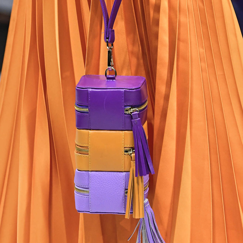 موضة الحقائب المدموجة بألوان حيوية