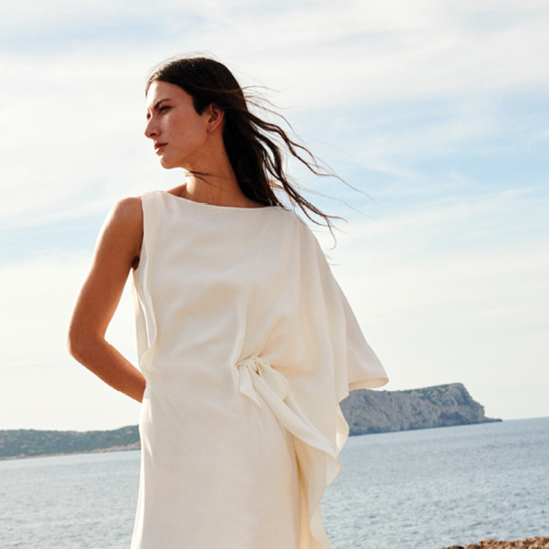 الطرق المبتكرة للف الأقمشة وثنيها وتنسيقها في مجموعات "ريزورت"