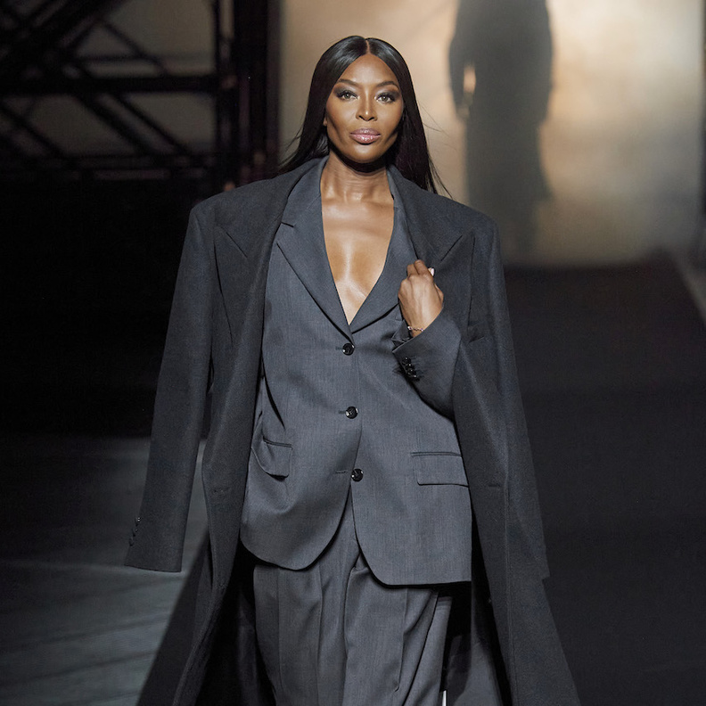 اطلالات مونوكروم باللون الرمادي مواكبة لأحدث صيحات الموضة 