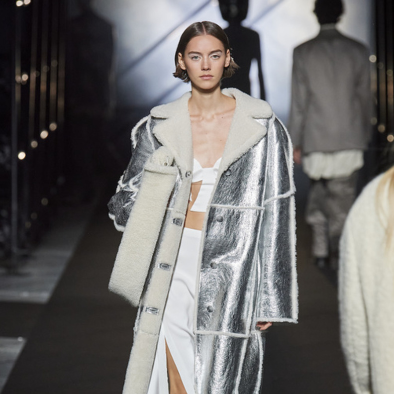 الفضي الميتالك هو اللون الذي تحتاجينه هذا الموسم لاطلالة عصرية 