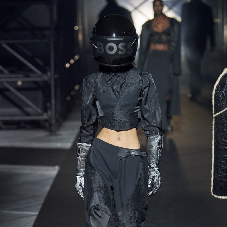 إطلالة مونوكروم باللّون الأسود من Boss