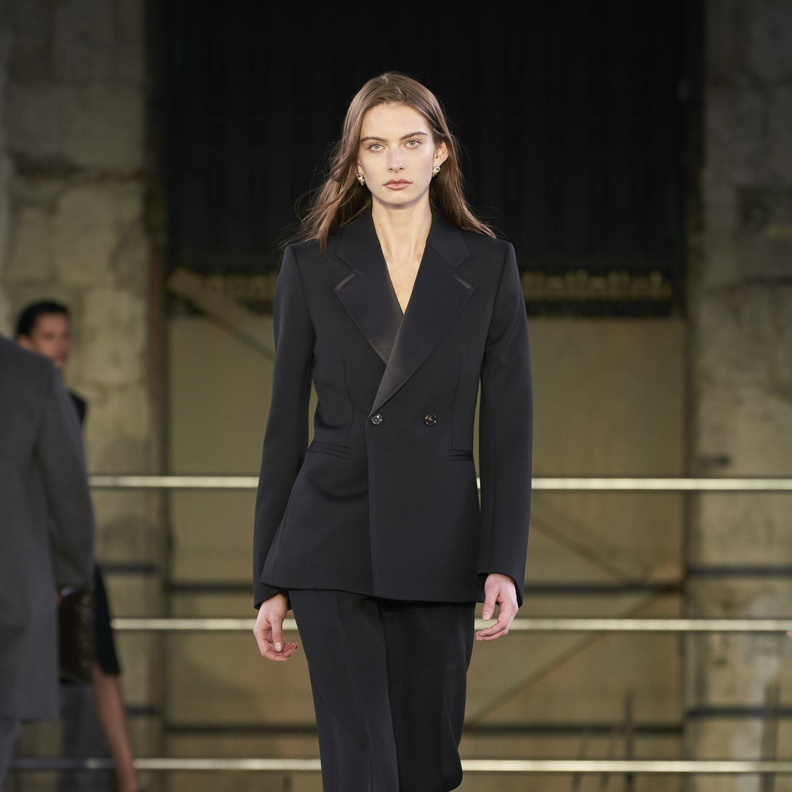 بدلة سوداء بدون قميص في ساعات النهار