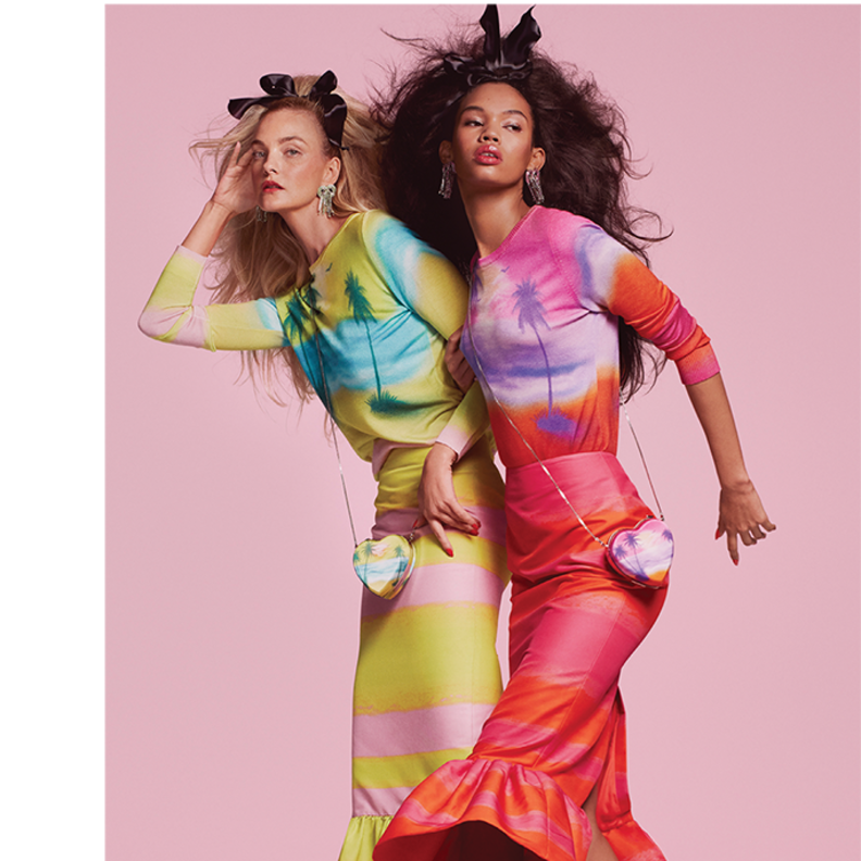 إطلالات تركّز على الأزهار الاستوائية وسعف النخيل لتجددي خزانتك من مجموعات ريزورت 