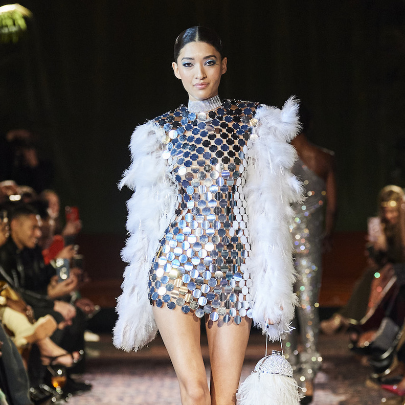 الريش والترتر عنوانان لأجمل أزياء السهرات هذا الموسم 