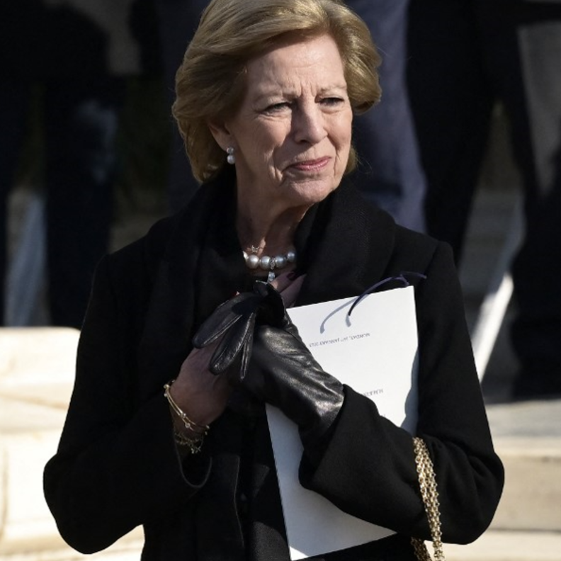  الملكة آن ماري تودع زوجها الملك قسطنطين الثاني بقلادة زفافهما