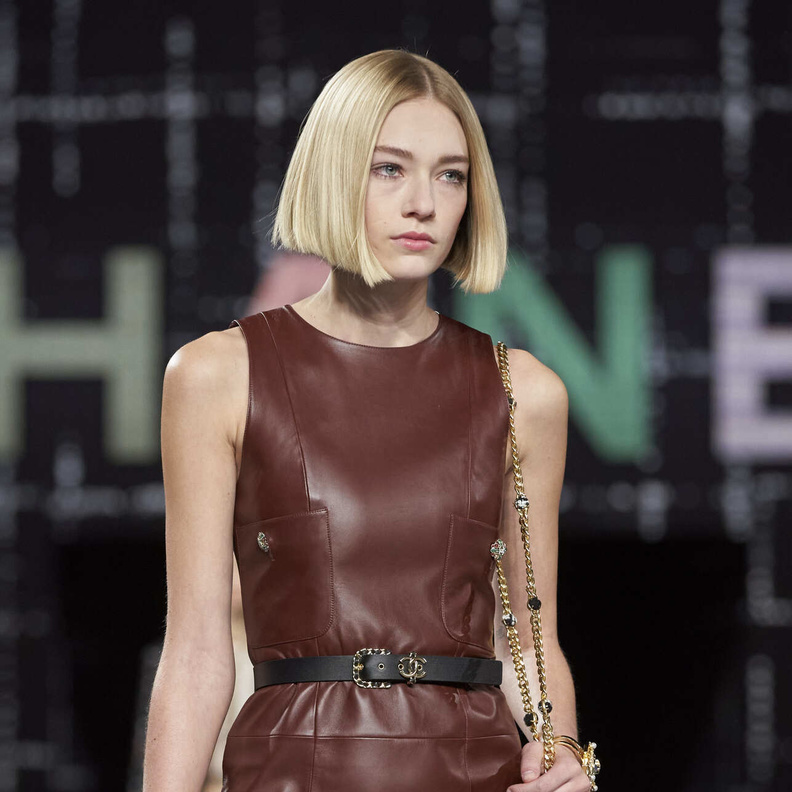 صيحات فساتين بأقمشة الجلد البني سترافق أناقتك عام 2023.. إليك أفكار كاجوال لاعتمادها 