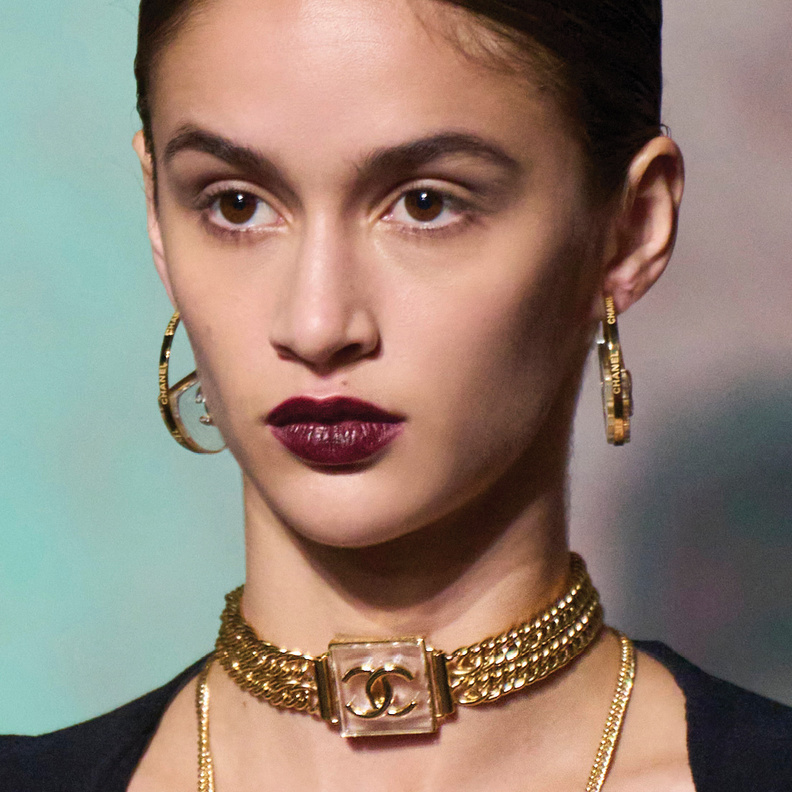 اتجاهات جمالية عصرية تنبثق من خشبات العروض لربيع صيف 2023 .. هل تجرؤين على إعتمادها؟