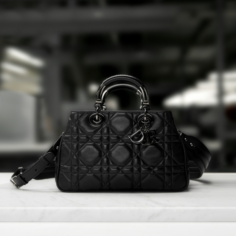 المهارة الحرفيّة الاستثنائيّة  لحقيبة " ليدي Lady 95.22 "95.22