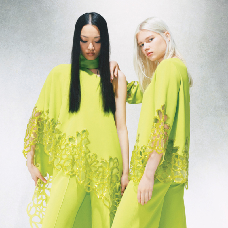 أفكار تنسيق إطلالات باللون الأخضر الحمضي وإتمامها مع اكسسوارات بلمسات لونية إضافية قوية