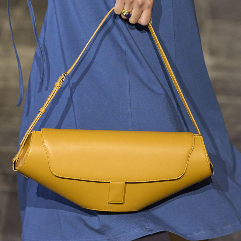 أجمل الافكار لإختيار موضة الحقائب الصفراء في ساعات النهار