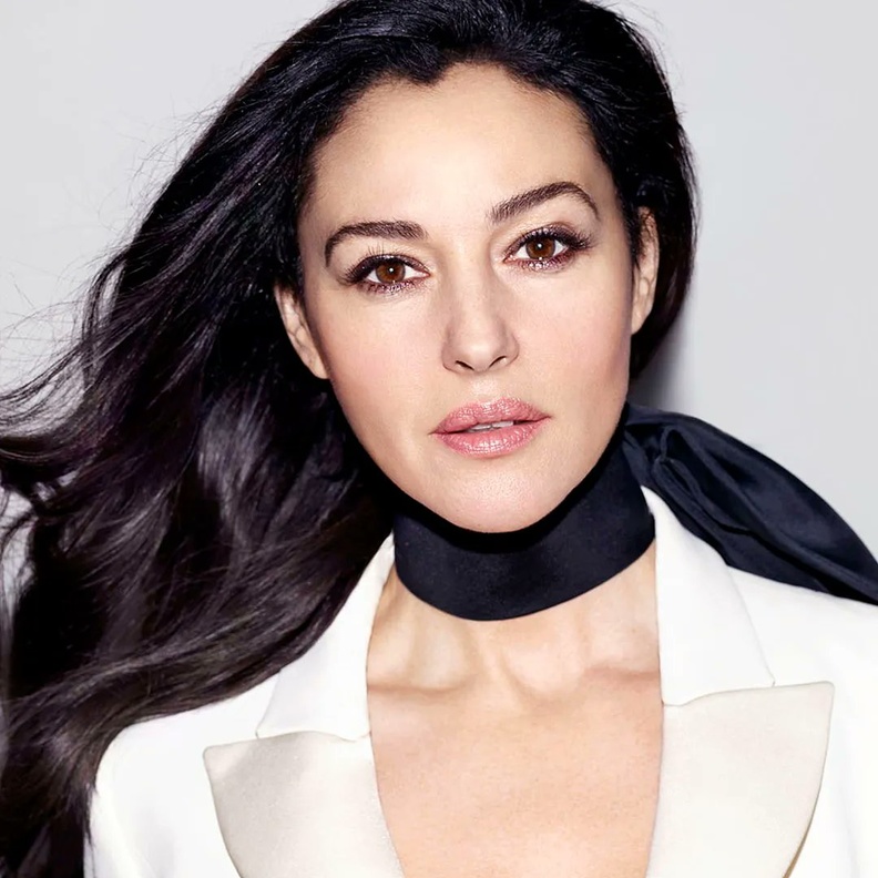 اسرار جمال تعلميها من وحي إطلالات مونيكا بيلوتشي في مراحلها العمرية المختلفة