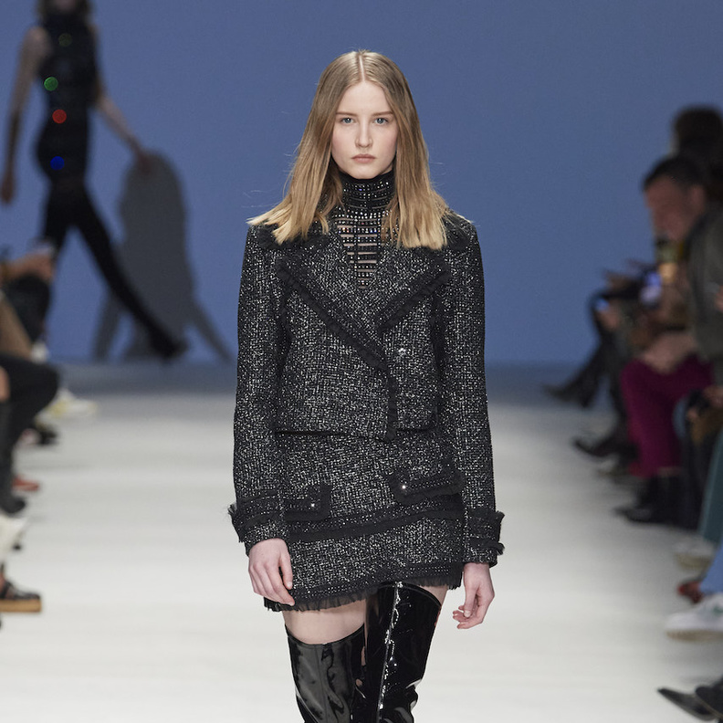 البدلة التنورة خيارك الأكثر أنوثة لمناسباتك الرسمية 