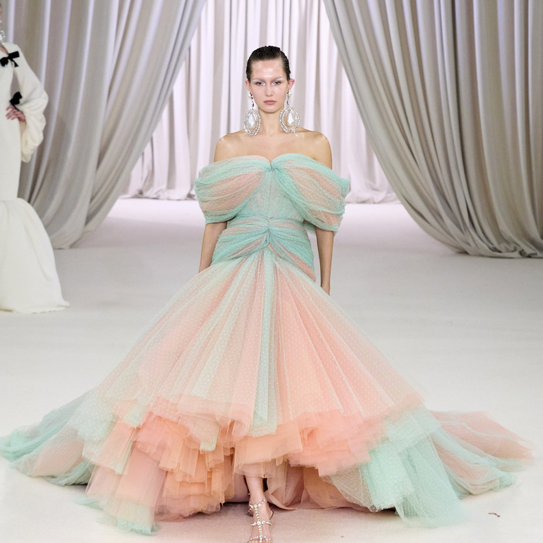 نعومة الباستيل تلوّن أجمل فساتين السهرة في أسبوع الموضة في باريس 