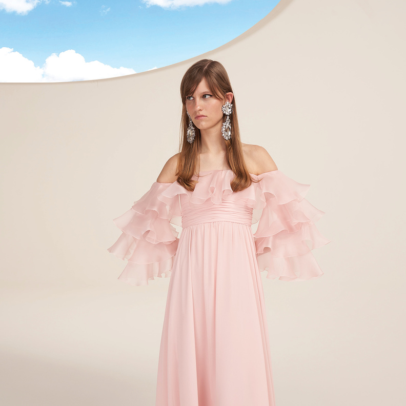 إطلالات أنثوية حالمة تستحضرها الدرجات الباستيلية الناعمة في الأزياء والاكسسوارات 