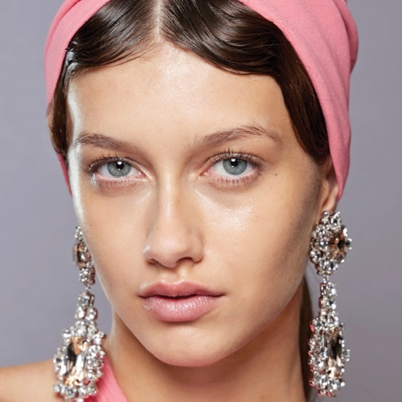 دللي وجهك في الشتاء بمستحضرات العناية من الصباح الى المساء