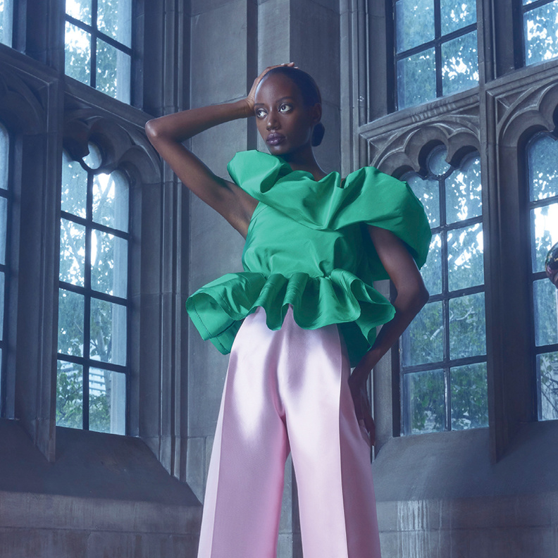 إطلالات بخلطات الألوان الغريبة واللافتة من مجموعات "ريزورت" 