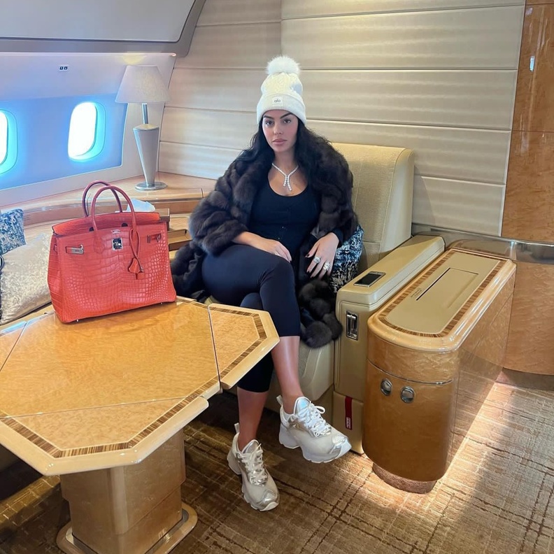 إطلالات جورجينا رودريجيز في الطائرة