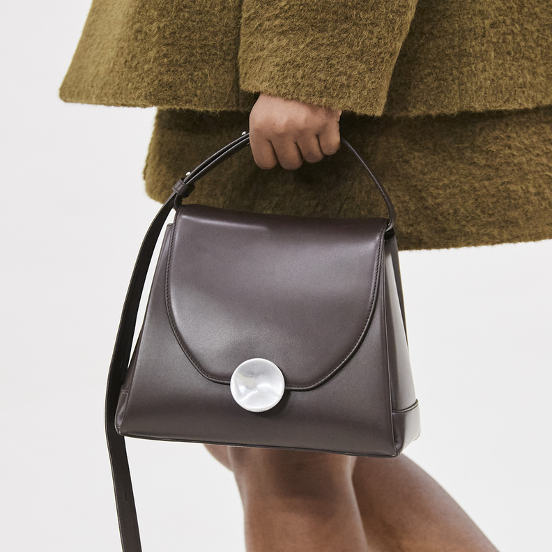 موديلات حقائب جلدية باللون البني في شتاء 2023