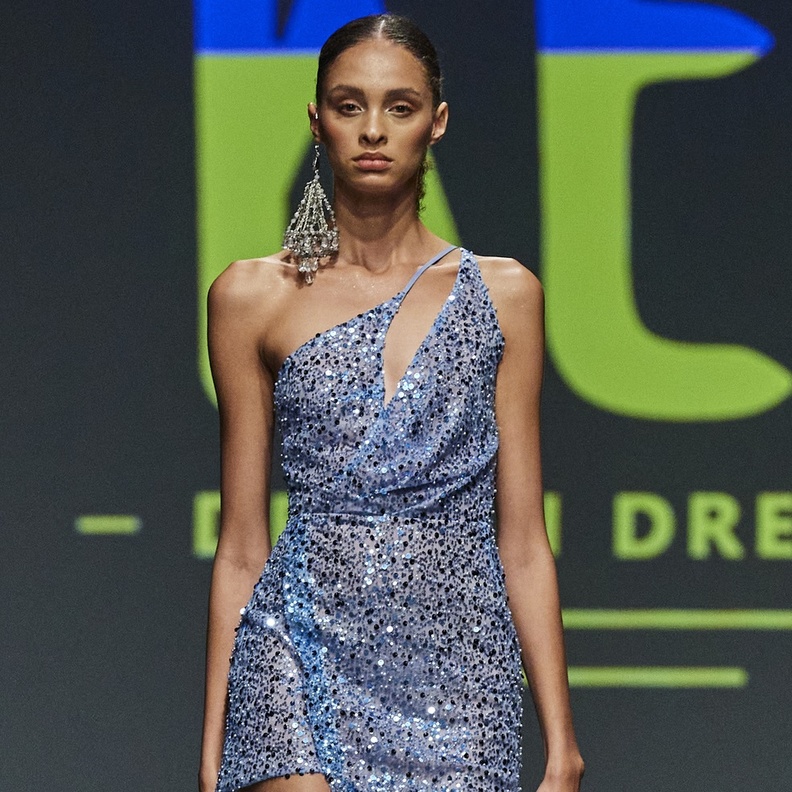 ألوان ملابس مناسبة للسمراوات