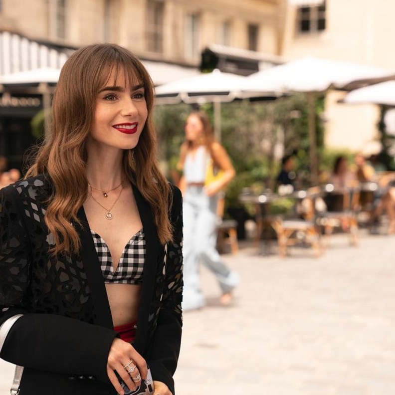 Lily Collins في مسلسل Emily in Paris الموسم الثالث