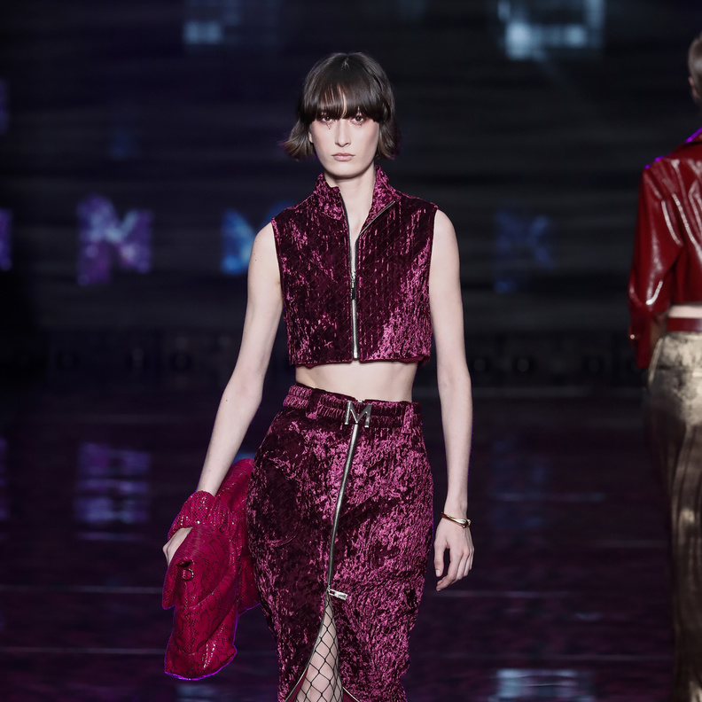 طرق تنسيق تنانير المخمل العصرية بأساليب كاجوال في ساعات النهار