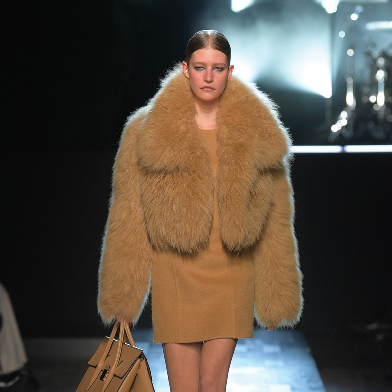 جاكيتات الفرو القصيرة صيحة تناسب قصيرات القامة في إطلالاتك اليومية.. إعتمديها بأساليب ملفتة