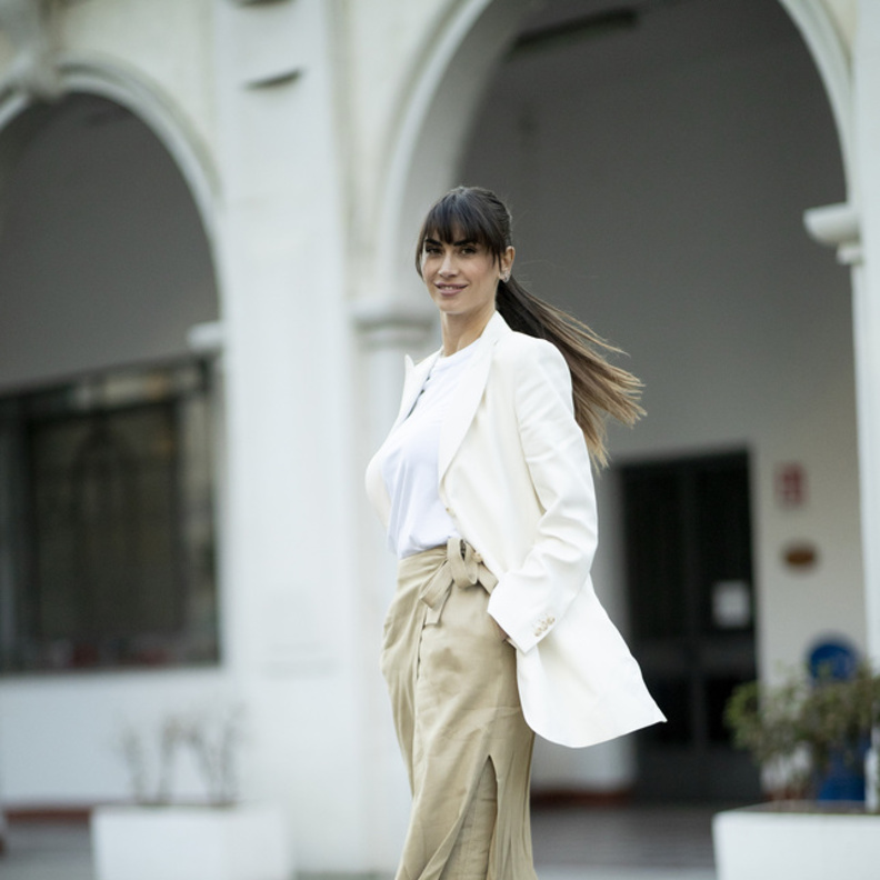 تنسيق الأبيض مع البيج بأسلوب Street style المميّز 