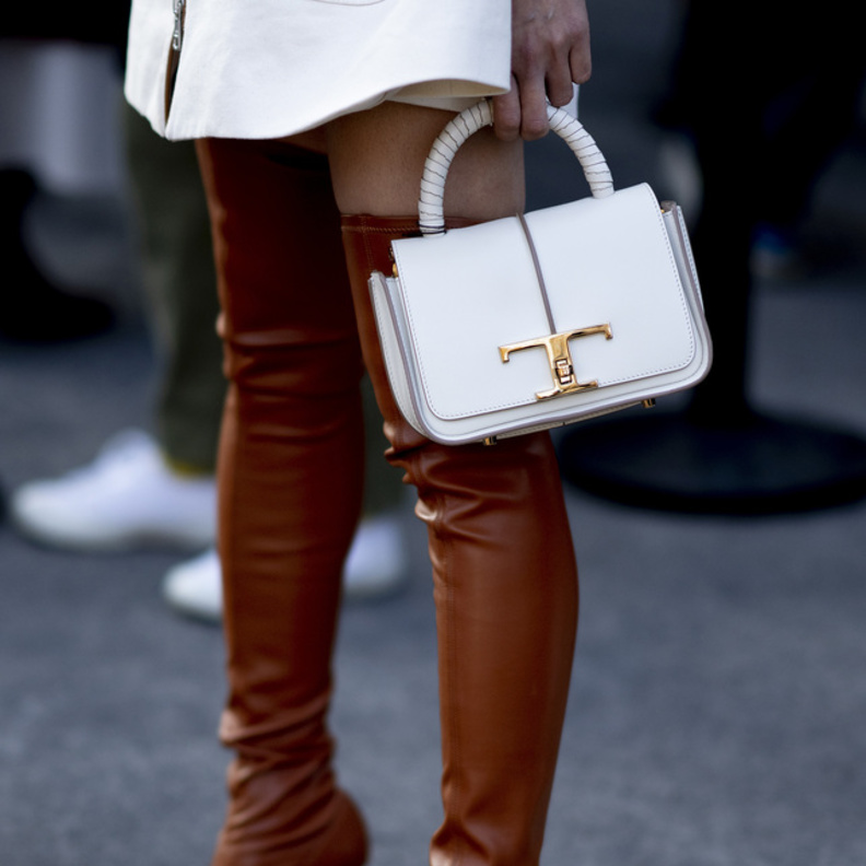 تنسيق الحقيبة البيضاء صيحة لافتة لموسم خريف 2023