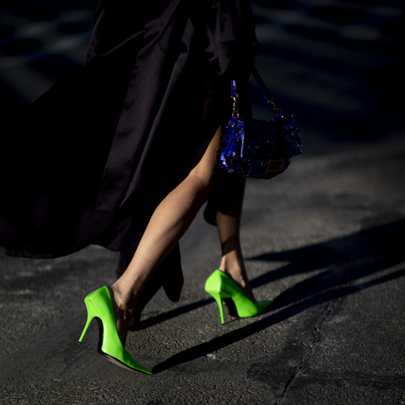 أحذية بألوان الفليو صيحة خريفية لافتة لهذا الموسم 