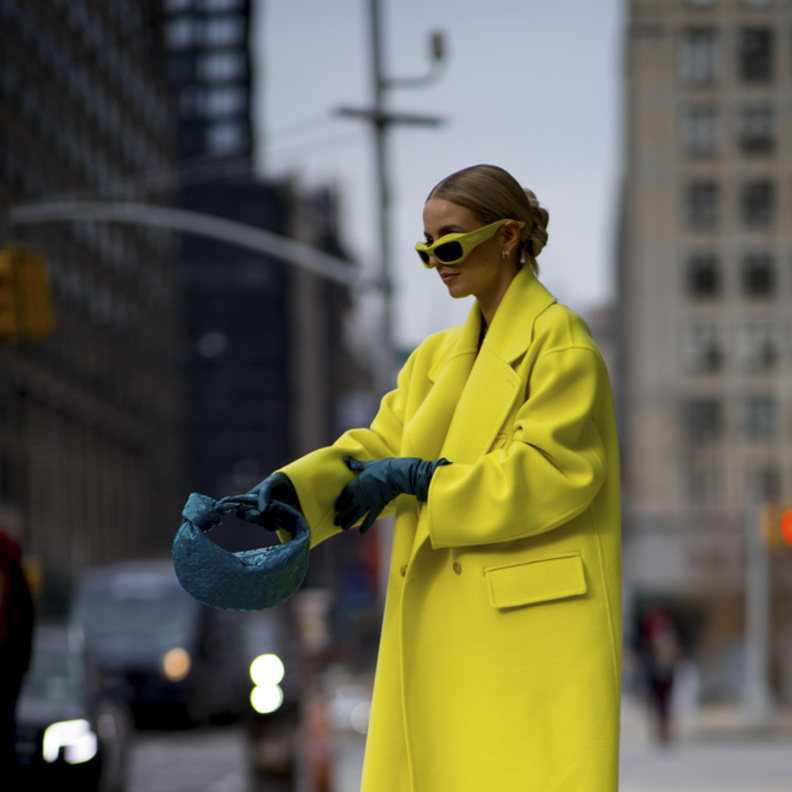 اللّون الأصفر صيحة خريفية لافتة من إطلالات Street style